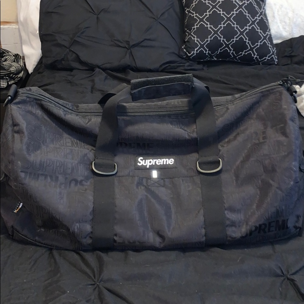 SUPREME DUFFLE BAG SS19 BLACK